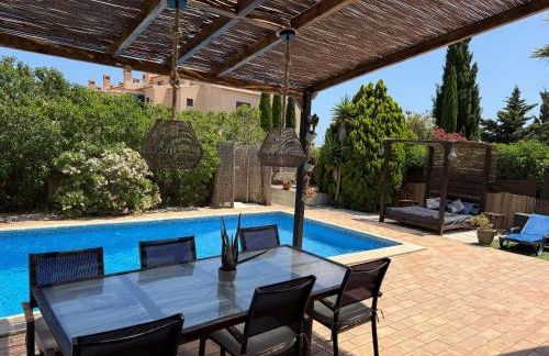 Spacious 3 bedroom villa with pool - Foto 3