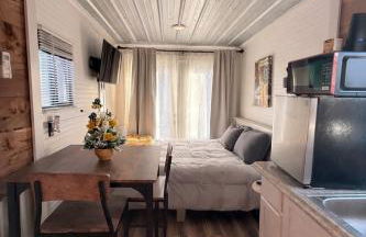 Rooftop Container Home Hot Tub Fire Pit Quiet Country Nights Sleeps 2 guests 20 minutes from Bogue Chitto State Park - Foto 6