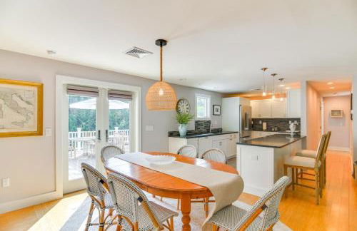 Coastal-Modern Home Less Than 3 Mi to Charlestown Beach! - Foto 3