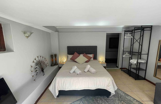 Lavish Camps Bay Pool Side Apartment - Photo 7