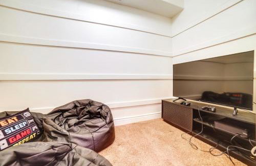 Rigby Gem with Hot Tub Theater Game Room Grill - Foto 31