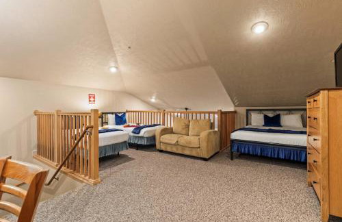KBM Resorts Crestview Condos Spacious condo near Olympic Park with gas fireplace year-round pool hot tub city wide shuttle access. CVC-308B - Foto 35