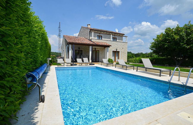 Sophisticated and Chic Villa With Pool - Foto 35