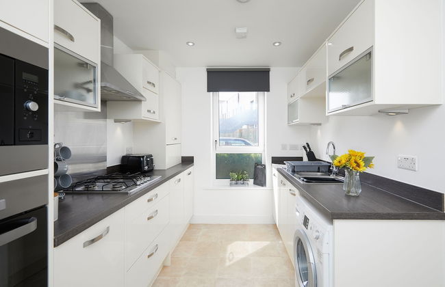 3 Bedroom Large House - Train Station - Photo 12