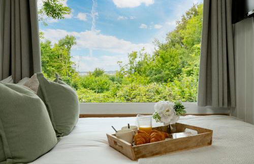 Woodland Art Studio - Cosy Woodland Studio with Private Hot Tub - Photo 8