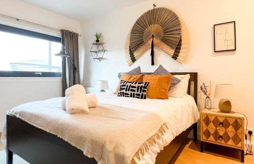 Lovely 2 Bed Duplex Apartment with Hydro Views - Photo 19