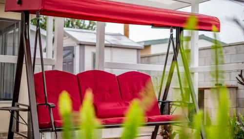 Peaceful Family Home with 3 Bedrooms and 2 Bathrooms - Photo 4