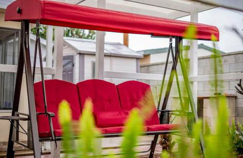 Peaceful Family Home with 3 Bedrooms and 2 Bathrooms - Photo 4