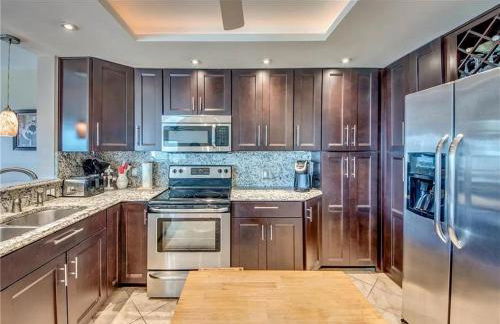 Gorgeous 2 Bedroom Waterfront Condo - Foto 43