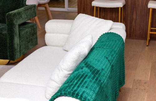 Luxe Retreat, Modern Gem with Private Backyard Oasis - Foto 12