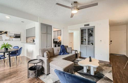 Your Modern King Suite Getaway - Sleeps 4 - Pool, Prkg - Foto 10