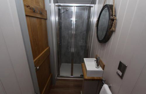 Springwood Shepherd Huts Glamping York - Photo 19