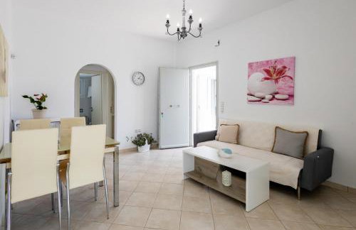 Lydia's East Apartment - Photo 20