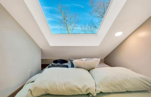 Blooming Redbud Treehouse with private hot tub - Foto 19