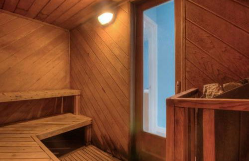 Oceanfront Suite - Top Floor - Sleeps 4 - Pool and Sauna - Foto 46