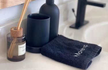 Charming Cottage with Fenced Backyard Pet Friendly - Foto 27