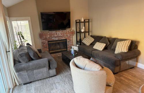 Riverside Views & Pool Retreat - Foto 53