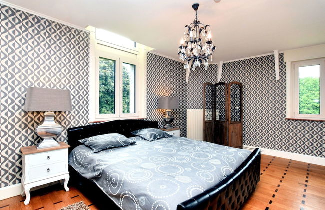 Magnificent Luxury Chateau in Vast Garden with Sauna & Hot Tubs - Photo 8