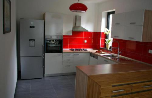 Beachfront Luxury Villa with Private Pool and Stunning Sea Views - Photo 32