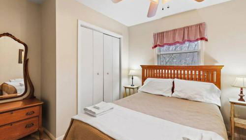 Charming Modern Cabin with Hiking Trails and Fire Pit - Foto 5