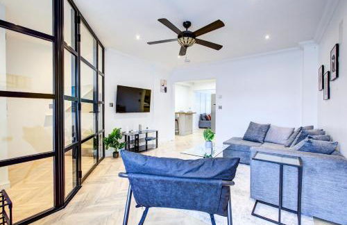 The Iver - 3BR - Spacious House - Free Parking - Photo 2