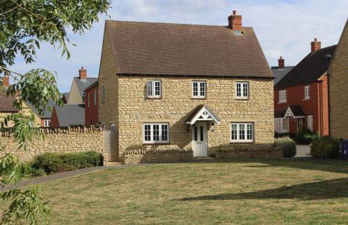 The Silverstone House. Comfort, Convenience and no hassle at the doorstep of Silverstone Race Circuit. - Photo 2