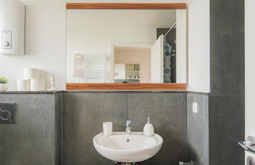 - Stellar Haven Deluxe with Cosmic Design - 3-Room Space-Themed Apartment 75 qm - Central Location - Balcony - Renovated 2024 with TV & Netflix - Full Kitchen - Free Parking - Near Metro & Airport - Galaxy-Inspired Interior - - Photo 31