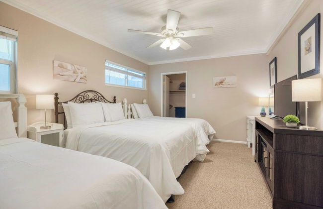 Steps to Beach w/ Patio+deck Foosball Happy Bottom Beach House by Avantstay - Foto 29