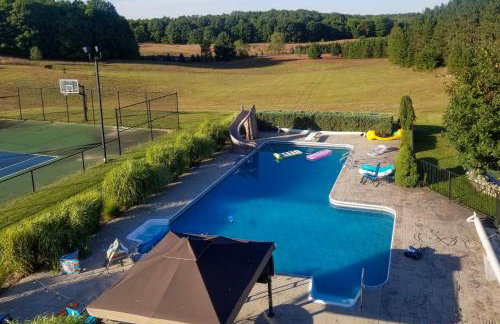 7,000 Sq Ft! Private Rapid City Estate with Pool - Foto 7