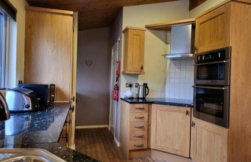 Cheerful 3 bedroom Lodge At White cross Bay Windermere - Photo 35