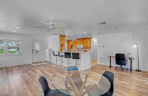 Cozy Beach Walk Home 3BR 2BA + Priv Yard + SmartTV - Foto 2