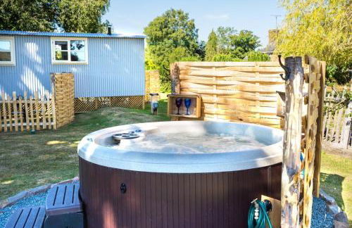 The Hideaway Hut - 1 Bed Shepherds Hut - Hereford - Photo 1