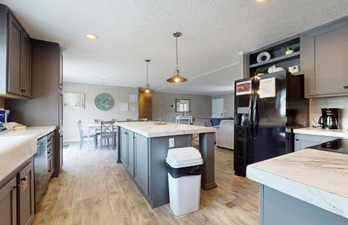 New Lake Home Sleeps 14 Private Dock Deck Grill - Foto 10