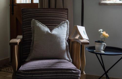 Climbing Rose Cottage - Dog Friendly - Peaceful Cotswold Cottage - Photo 26