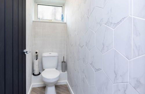 Modern & Stylish 3 Bedroom Home in Peterborough - Photo 32