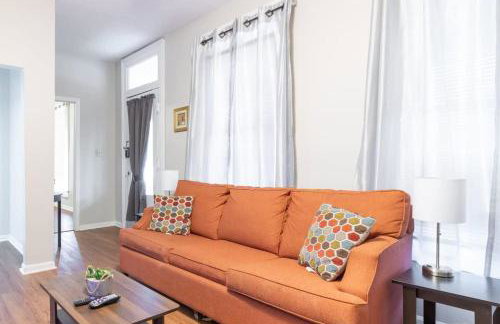 Wrap-Around Porch Uptown Stay-Pets Welcome! - Foto 1