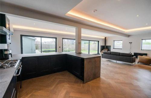 Humberston Avenue Large 4bed - Contractors Welcome & Big Living Area - Photo 24