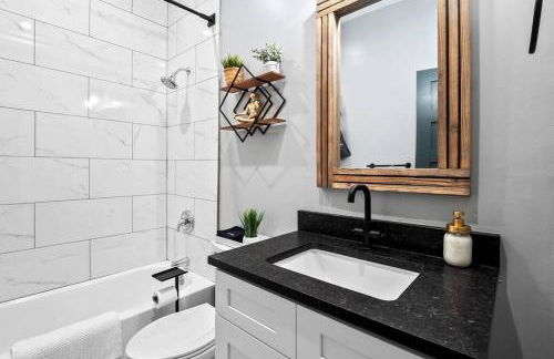 Luxury Living: Grand 7BR/5BA near Everything - Photo 37