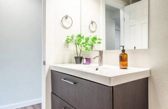 Stylish Modern Farmhouse wYard 10 mins from DT - Foto 44