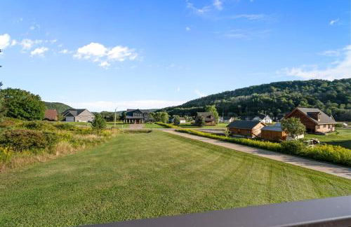 Walk to Village! Stunning timber chalet! Hot-Tub, Bonfire & more! - Foto 36