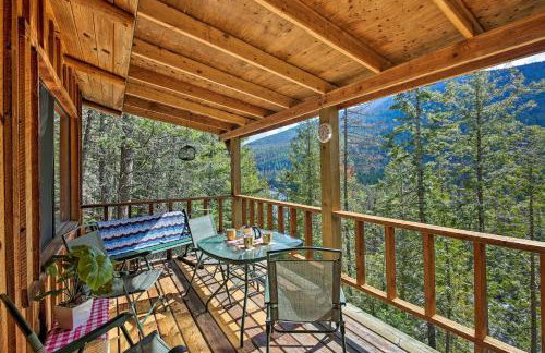 Private Yaak River Hideaway with Deck and Mtn Views! - Foto 1