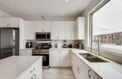 Metro View 2BR I Parking I King Bed I Workspace - Foto 12