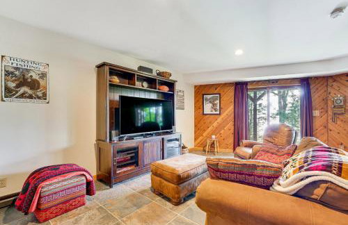 Waterfront Lake George Lodge with Boat Dock and Deck! - Foto 11