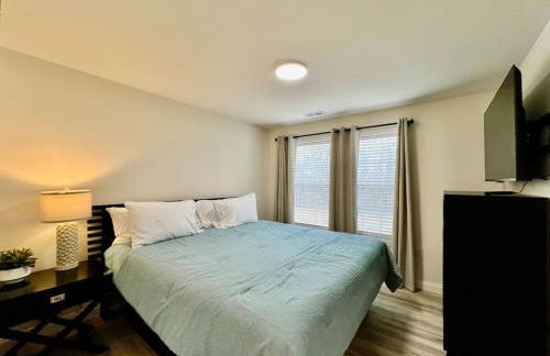 Beautiful NEW Ranch Home with a large deck and games - Foto 28