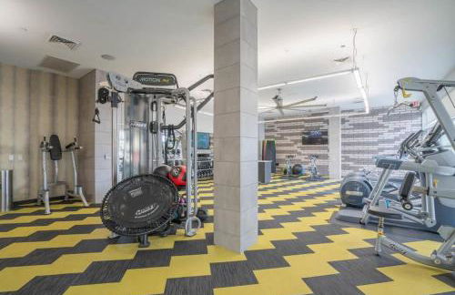 Modern 2BD DT - Balcony, Gym, W-D, Parking - Sleeps 8 - Photo 9