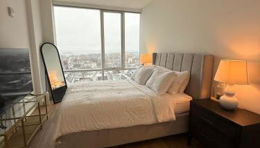 Luxury 1BR w Stunning Floor-to-Ceiling Water Views - Foto 3