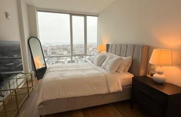 Luxury 1BR w Stunning Floor-to-Ceiling Water Views - Foto 3