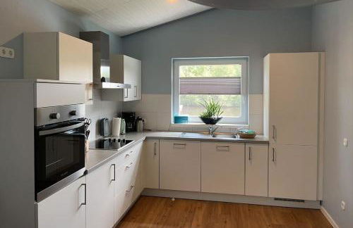 Ferienhaus Deluxe, direkt am See, mit hauseigener Panorama Außensauna, zwei Badezimmern, Tretboot, Kamin, in direkter nähe zum Kinderspieleparadies sowie Reit- und Ponyhof, 1 bis 8 Personen - Photo 14