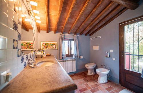 PODERE TORRICELLE 69B Pancole Gr, seaview infinity pool, jacuzzi, sauna, exclusive villa with 2 bedrooms for 4 - If you total 5 or 6 people there is an independent suite in main villa with private ensuite bathroom, kitchenette and garden dining area - Foto 57