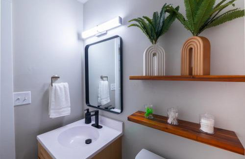 The Orange Lounge - 8 min to KU & Mass - Photo 23